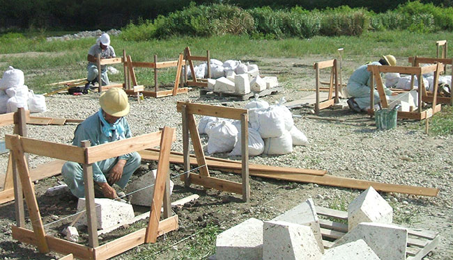 沖縄県石材事業協同組合 石積み技能検定試験風景