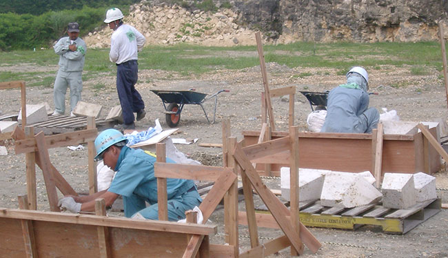 沖縄県石材事業協同組合 石貼り技能検定試験風景