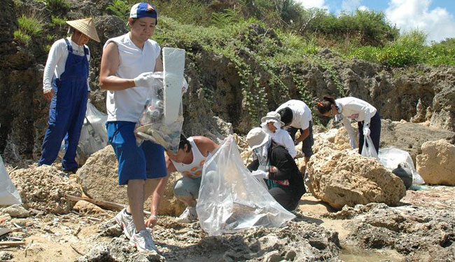 沖縄県石材事業協同組合 読山原海岸清掃風景
